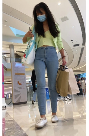 商场里的牛仔裤小姐姐