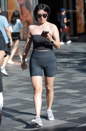 紧身瑜伽短裤美女