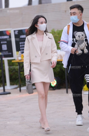 白皙的美腿美足小姐姐