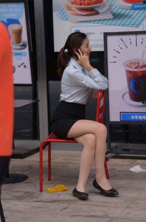 肉丝腿OL包臀裙美眉