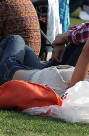 No10 黑超靓妹的素足一双