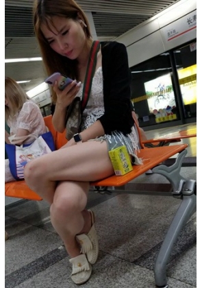 4K – 低头玩手机的玉腿姐姐 [625 MB/MP4]