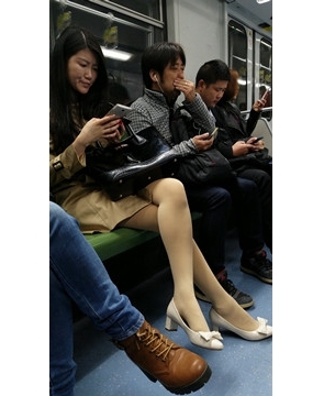 地铁上遇见一美腿高跟鞋肉色丝袜大长腿妹子