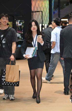 耐心的介绍车子