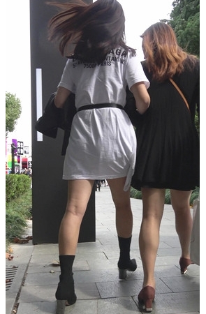 白色连衣裙裸腿妹子[654M/MP4]