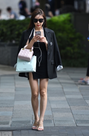 对面的短裙高跟时尚美女