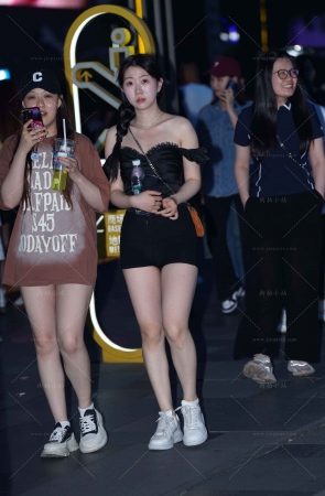 街拍黑色热裤，白嫩腿腿小妞