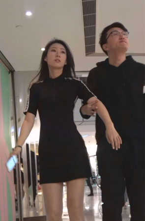 气质的黑色短裙美腿MM