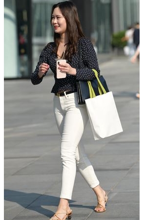 紧身白裤小姐姐(30P)