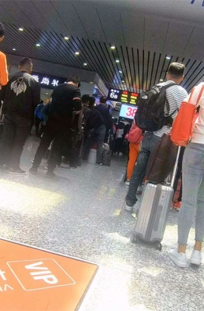 超级紧身牛仔裤白T恤美眉