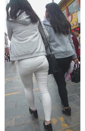 卫衣白裤紧身小妹