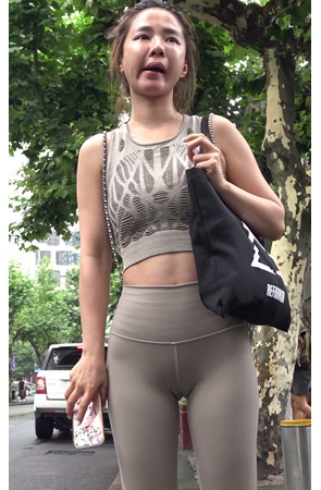 紧身裤骆驼趾小姐姐