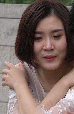 粉色人字图洁白婚纱漂亮新娘