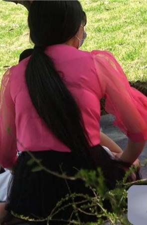 4k-红衣黑色短裙丰满性感少妇街拍美足