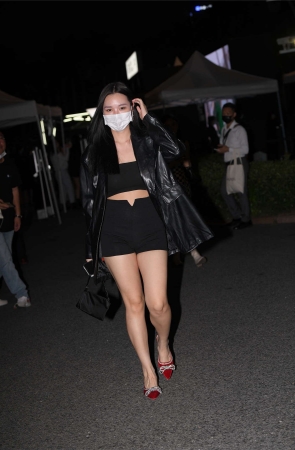 英姿飒爽黑皮衣