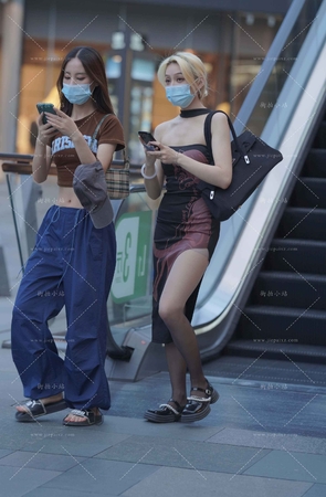 街拍开衩裙丝腿美眉