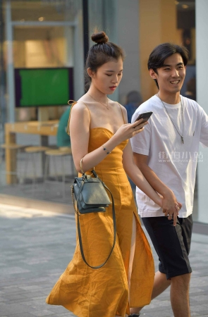 街拍吊带裙，丸子头小姐姐