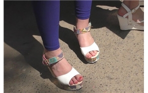 4k-蓝色紧身裤青春少女，靓丽高跟凉鞋美足。