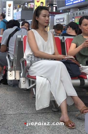 4K – 一席白衣明星气质女神 [2.12 GB/MP4]