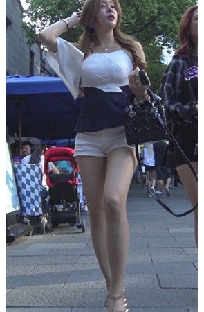 漂亮的白衣长腿热裤美女