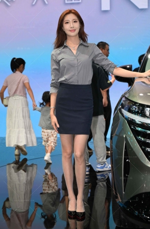 美丽大方的卖车美女