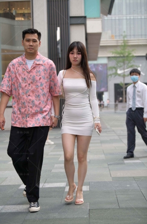 街拍白裙包臀短裙女朋友