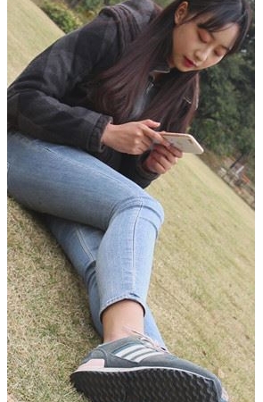 牛仔紧身小姐姐