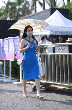 街拍蓝色裙气质美女