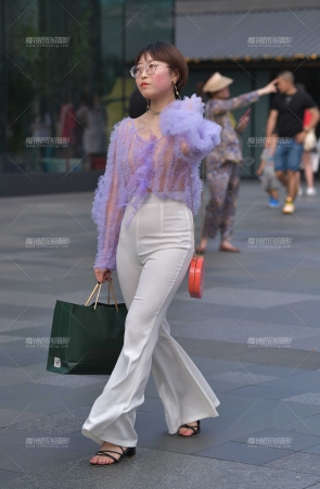 诱惑V领薄纱衣，干练白裤短发