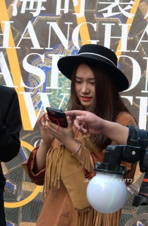 4K – 性感美腿街拍时尚美女 [2.10 GB/MP4]