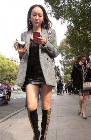 又见一位蟒蛇皮长靴美女 [1.17 GB/MP4]