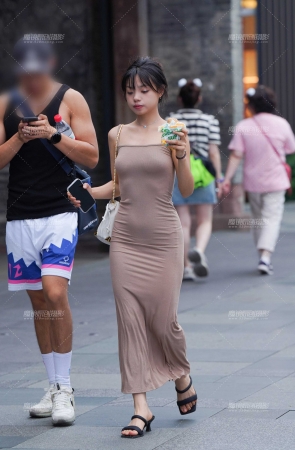 长裙美眉
