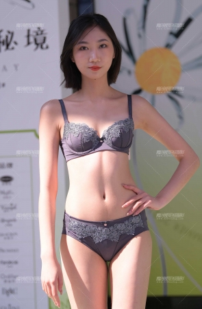 一模两套，美腿内衣模特~