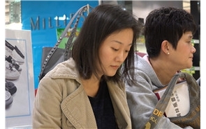 4K – 朴素的短发少F鞋店试鞋 [2.98 GB/MP4]