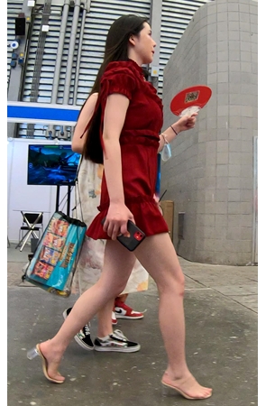 红裙美女