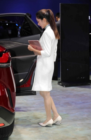 【街拍心灵】保时捷销售顾问黑丝制服街拍高跟