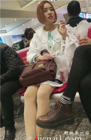 4k-高铁站候车室拍摄短发肉丝美腿帆布鞋美女