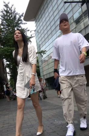 4K – 街拍白裙长腿姐姐 [683 MB/MP4]
