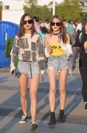 24221-11=36√热裤女孩 13P