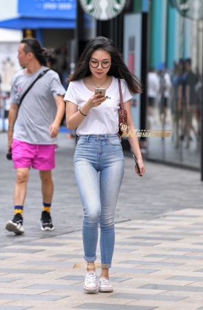 紧身牛仔裤四眼妹