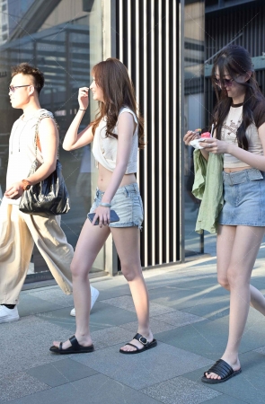 街拍牛仔短裙小仙女跟闺蜜