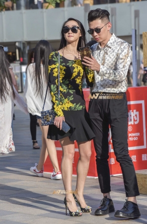 时尚墨镜高跟女