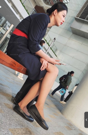 4K视频东航空姐下班棕色丝美腿轻熟韵味