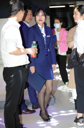 【街拍心灵】凯迪拉克销shou街拍黑丝高跟美腿