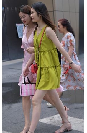 逛街的闺蜜(32P)