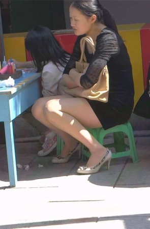 辅导孩子作业的美女丝足