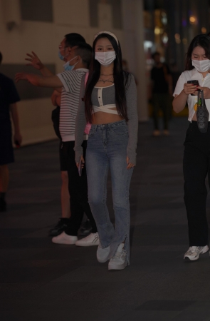 夜晚拍摄的牛仔裤美眉