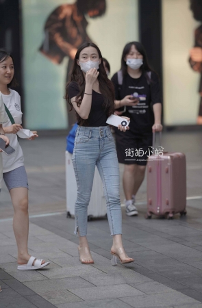 街拍牛仔裤姐姐