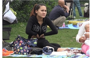 4K – 草坪上的短袜，看样子像是混血？[2.03 GB/MP4]