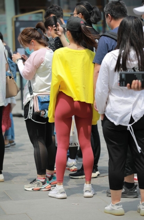 红色瑜伽裤女友